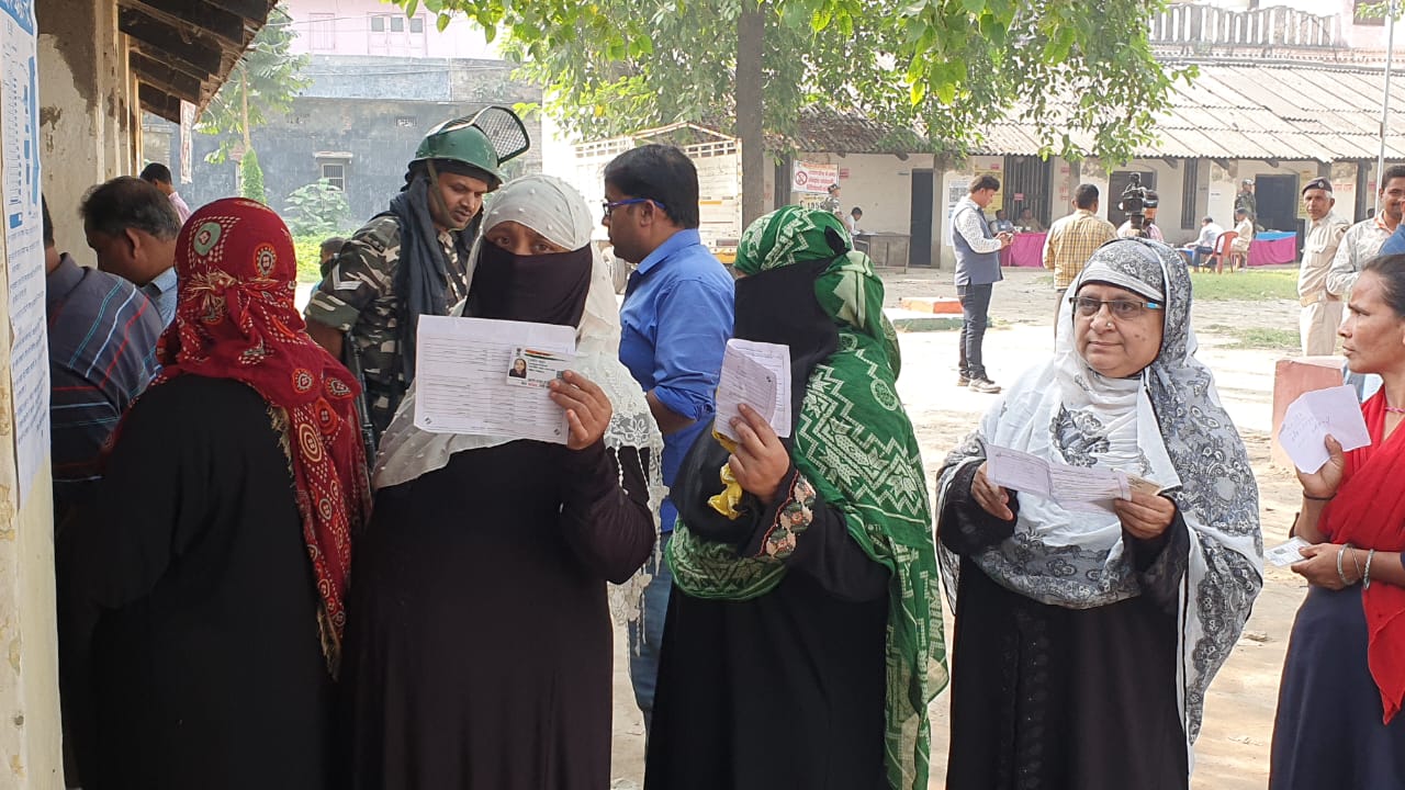 बिहार उपचुनाव: महिला वोटरों की पिछली बार
रही बड़ी भूमिका, आंकड़ों से जानें इस बार आधी आबादी की भागीदारी