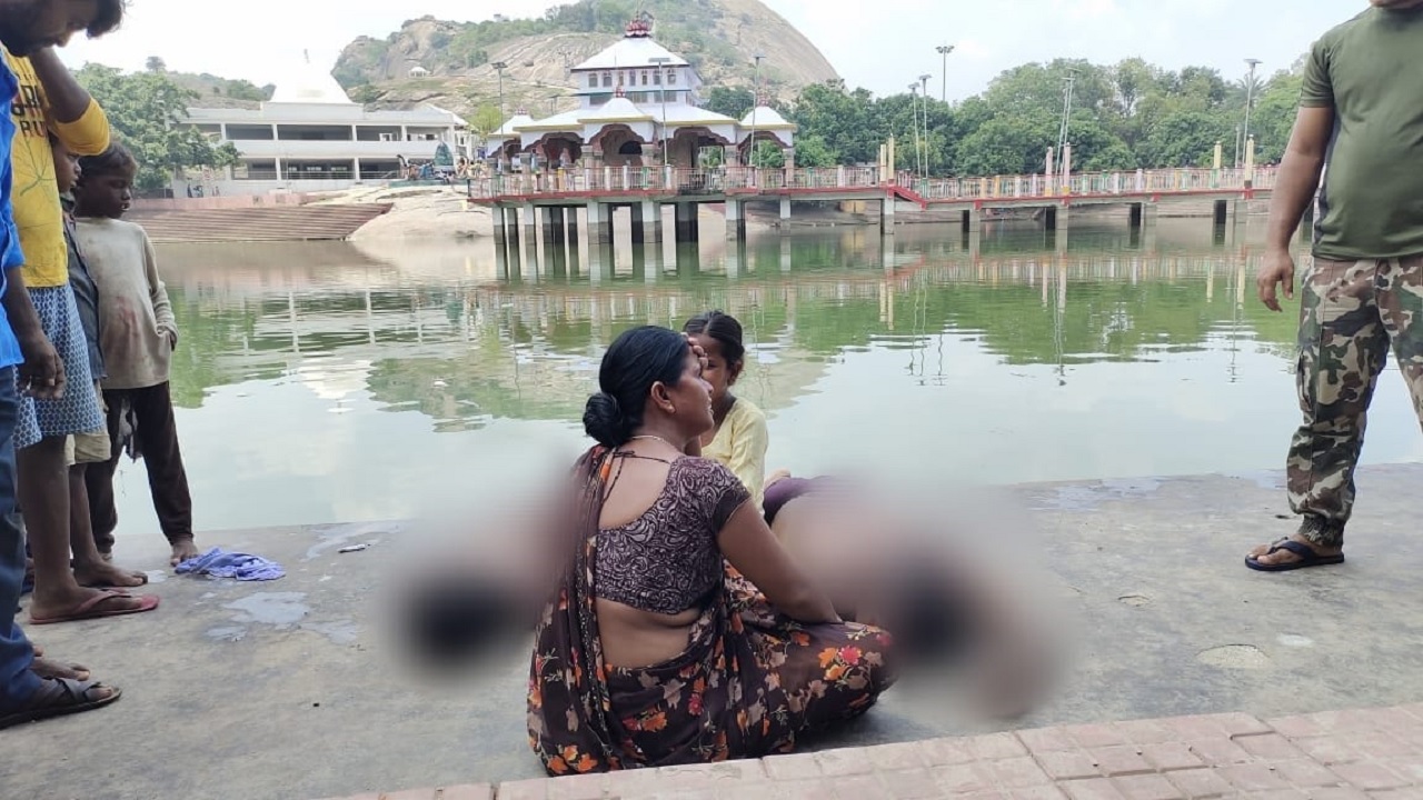 Bihar News: मंदार के पापहरणी सरोवर में स्नान करने आया परिवार, नहाने के दौरान दो लोगों की डूबने से मौत