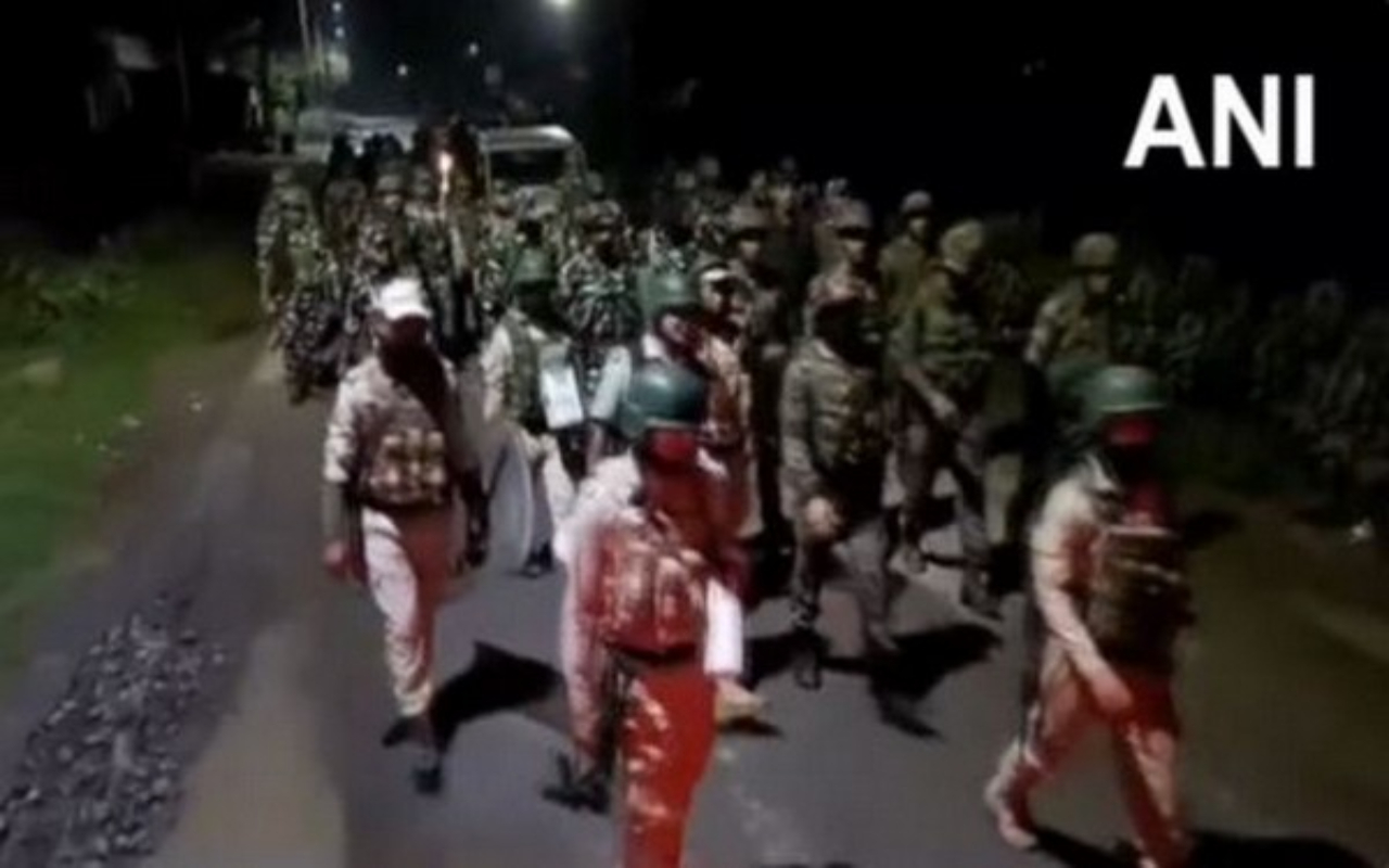 Manipur Violence: इंफाल में इंडियन आर्मी ने किया फ्लैग मार्च, कर्फ्यू में भी दी गयी 12 घंटों की ढील