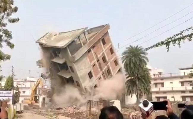 यूपी में माफिया मुख्तार अंसारी के करीबी का पांच मंजिला अवैध बिल्डिंग किया गया ध्वस्त, देखें वीडियो…