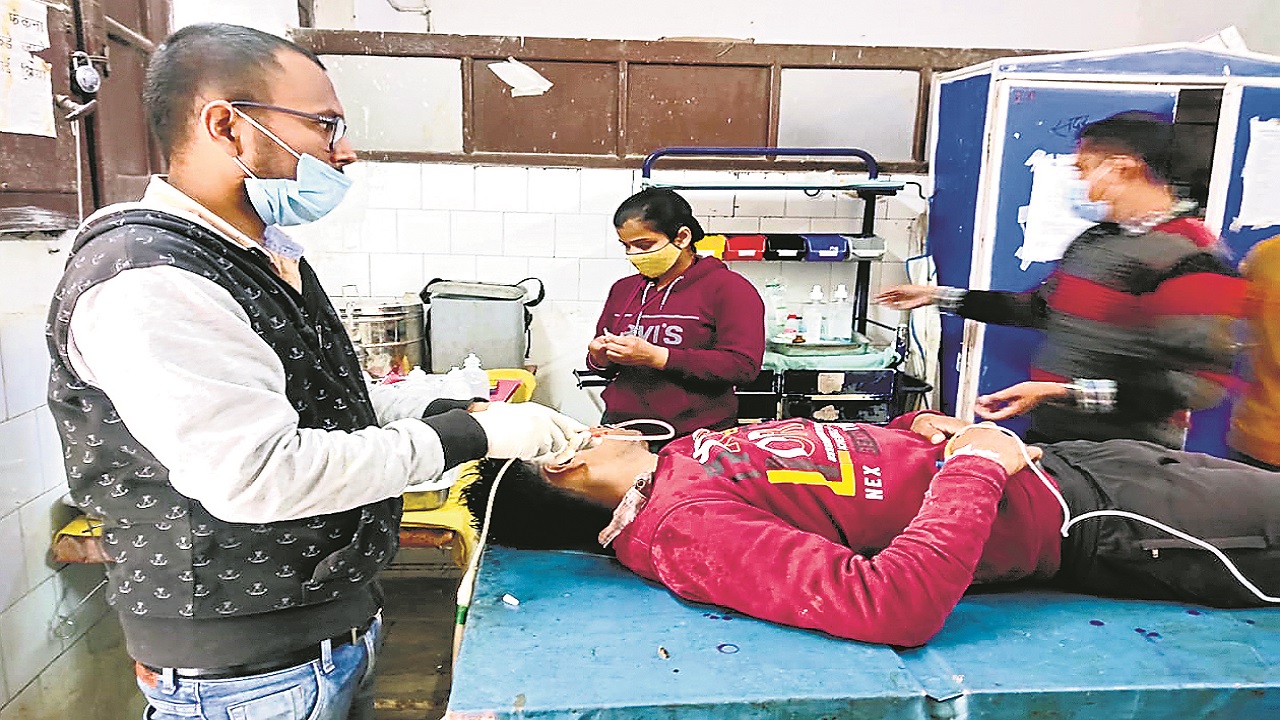 Bihar: गवाही के लिए नहीं आयी लड़की, आरोपित ने कोर्ट में खाया जहर, कहा- प्रेम में विश्वास है, एकदिन…