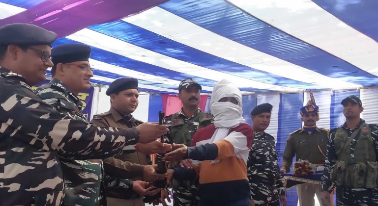 माओवादी संगठन का रीजनल कमांडर अभ्यास भुईंया ने किया सरेंडर, 15 लाख का था ईनामी