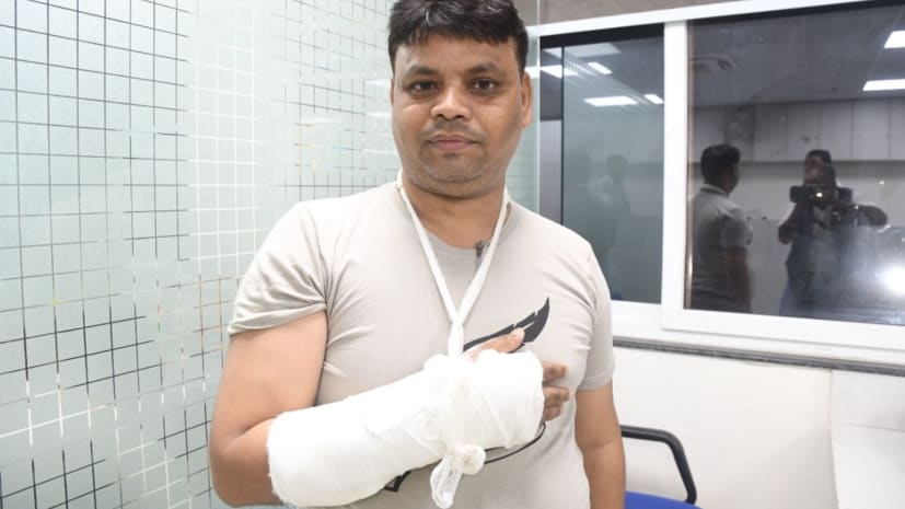 पीएमसीएच में इलाज कराने गये पत्रकार को गार्डों ने लाठी-डंडे से पीटा, हाथ तोड़ा, दो हिरासत में