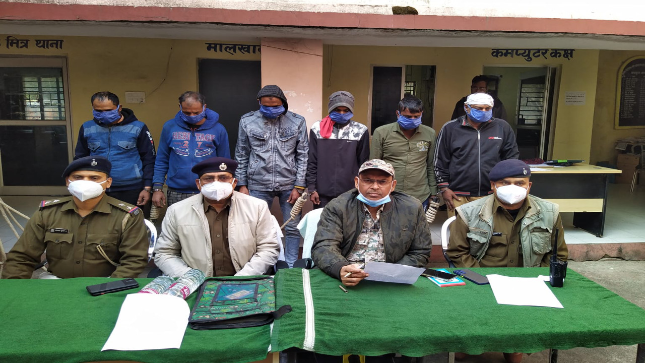 डीजल-मोबिल चोरी करने वाले इंटर स्टेट गिरोह के 6 सदस्य गिरफ्तार, मध्य प्रदेश से आकर घटना को देते थे अंजाम