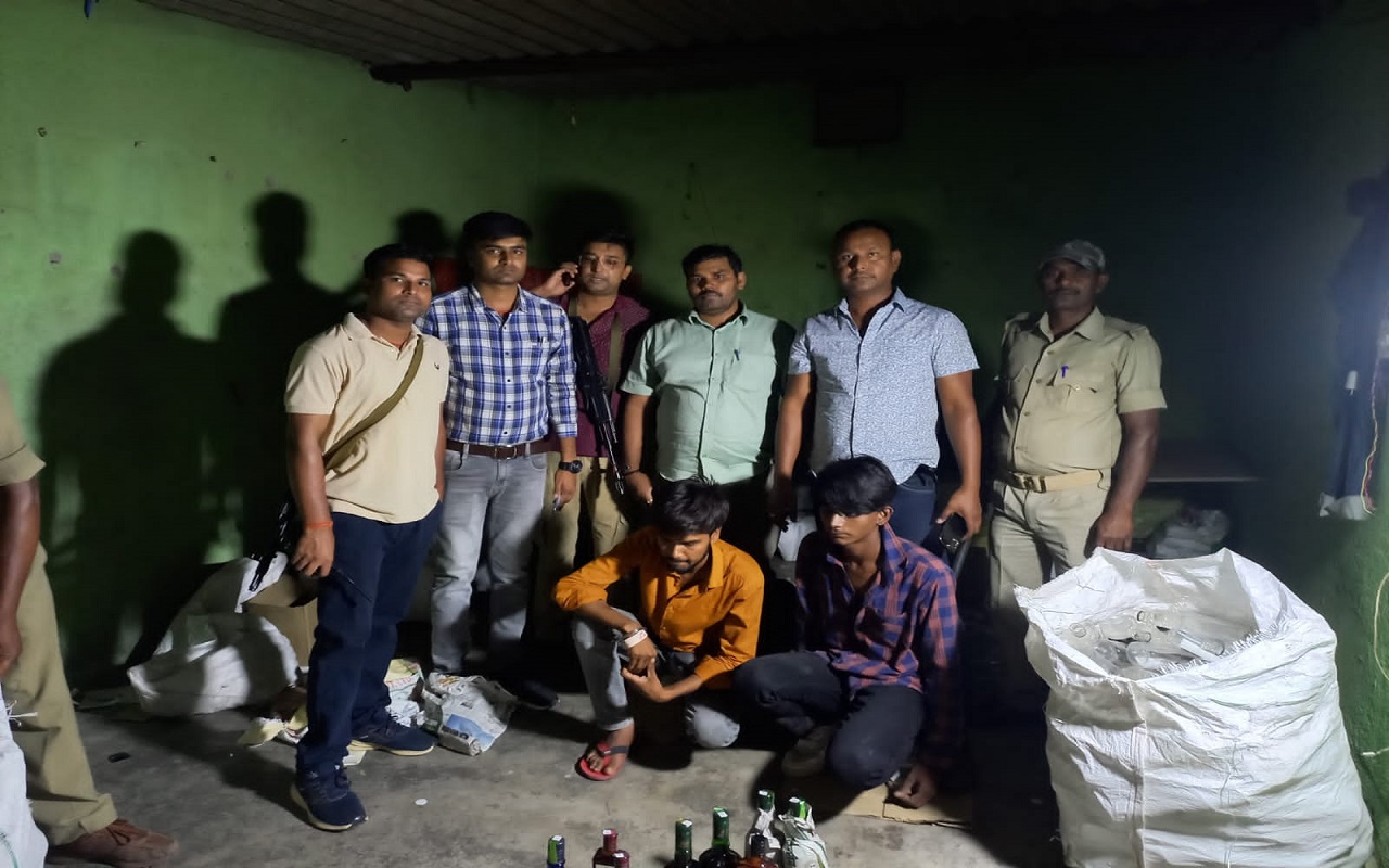 झारखंड: ऑटो से नकली शराब की बिहार में होती थी तस्करी, भारी मात्रा में शराब के साथ 2 तस्कर हिरासत में