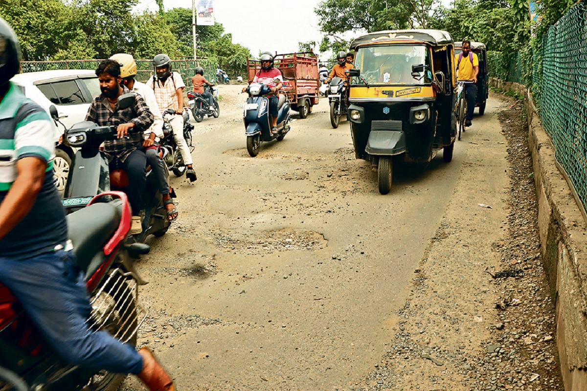 रांची के अलबर्ट एक्का चौक पर नहीं लगेगा जाम,
फुटओवर ब्रिज निर्माण के लिए जमीन की मापी शुरू