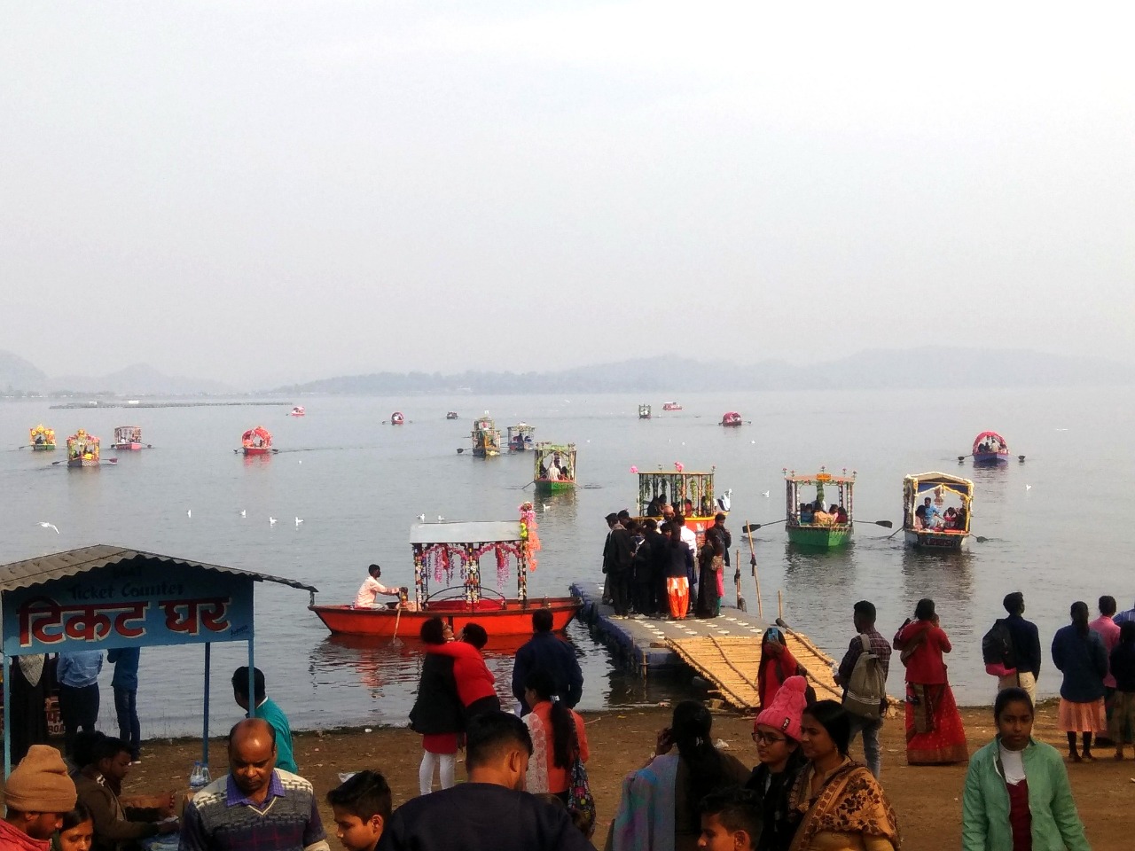 पतरातू डैम में नौका विहार का आनंद दोगुनी कर रही साइबेरियन पक्षियों की कलाबाजी, मन मोह रहा नेतुआ टापू