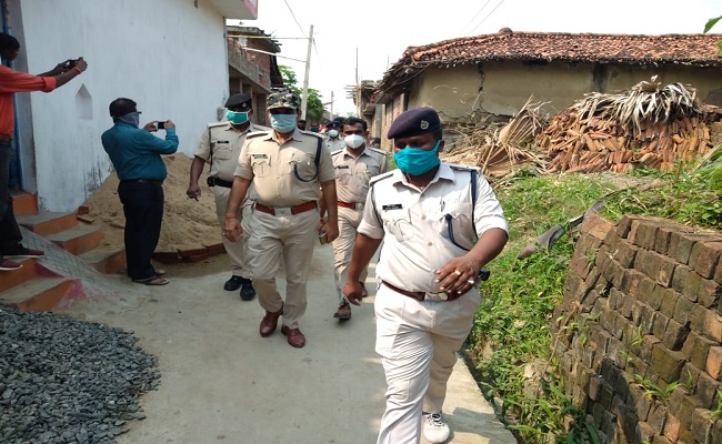 Bihar Crime News : प्रेमी के घर पहुंची प्रेमिका ने साथ लौटने से किया इनकार, तो भाई ने चाकू से गोद कर दोनों को मार डाला