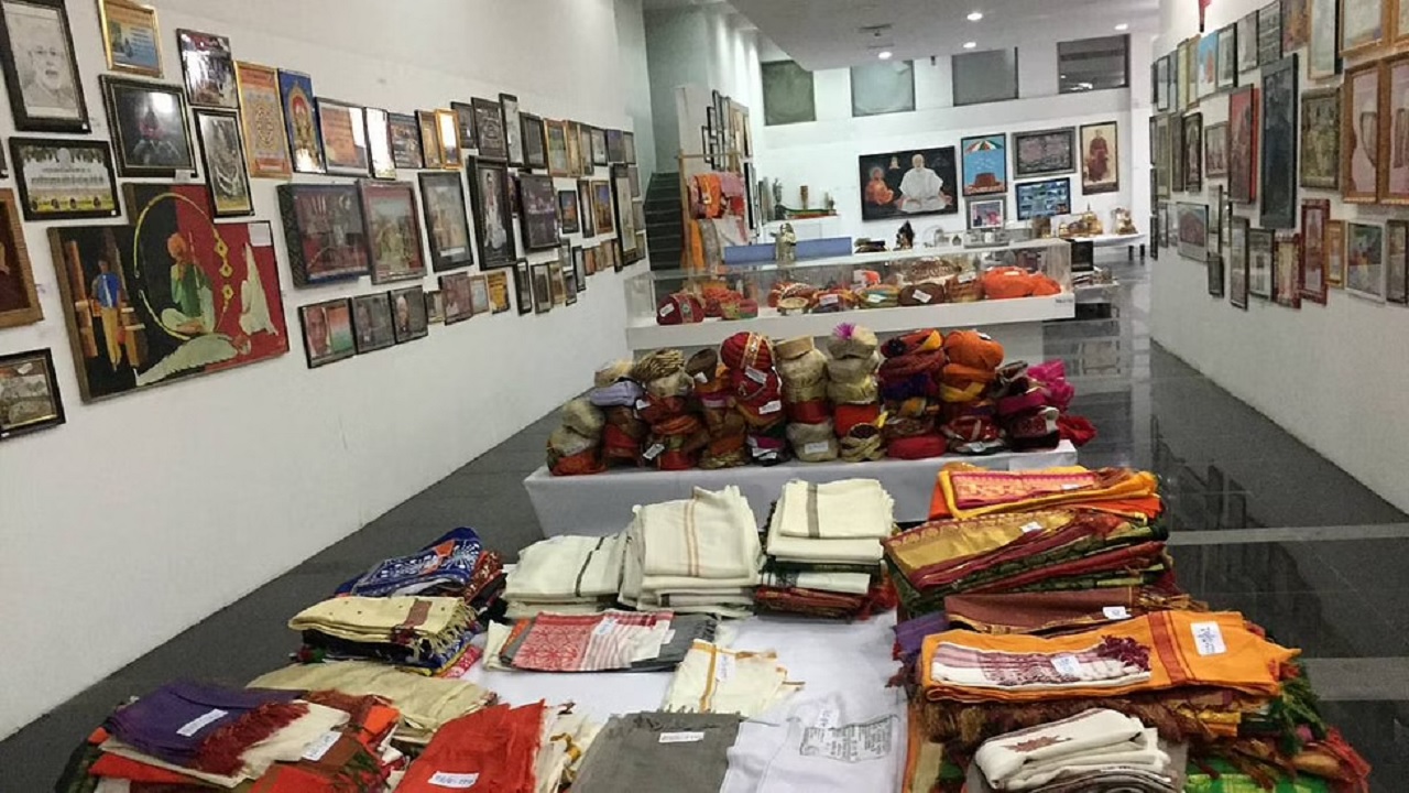 PM Modi Gifts Auction: कैसे खरीद सकते हैं पीएम मोदी के फेवरेट आइटम? यहां देखें उपहारों की सूची