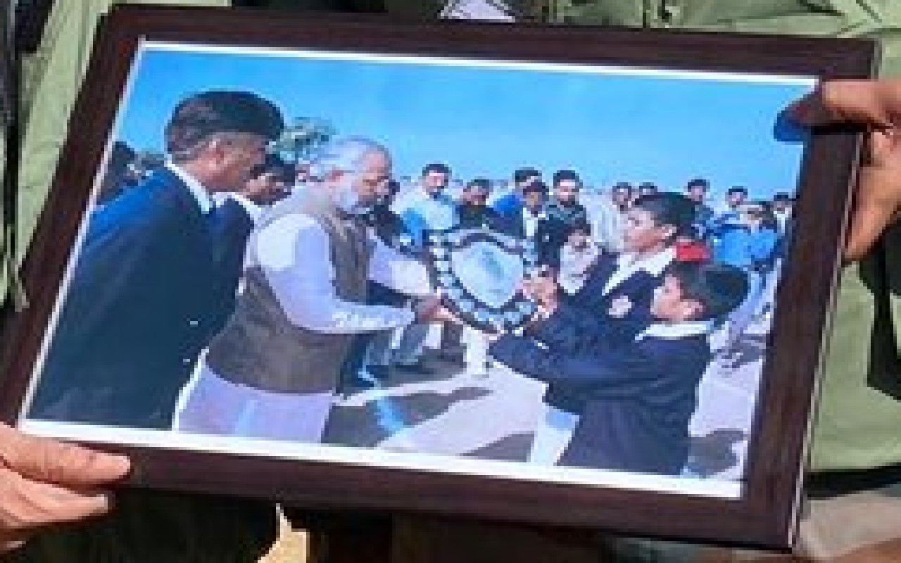 PM Modi in Kargil : दिवाली मनाने कारगिल पहुंचे पीएम मोदी तो, 20 साल के बाद यूं मिला ये बच्चा