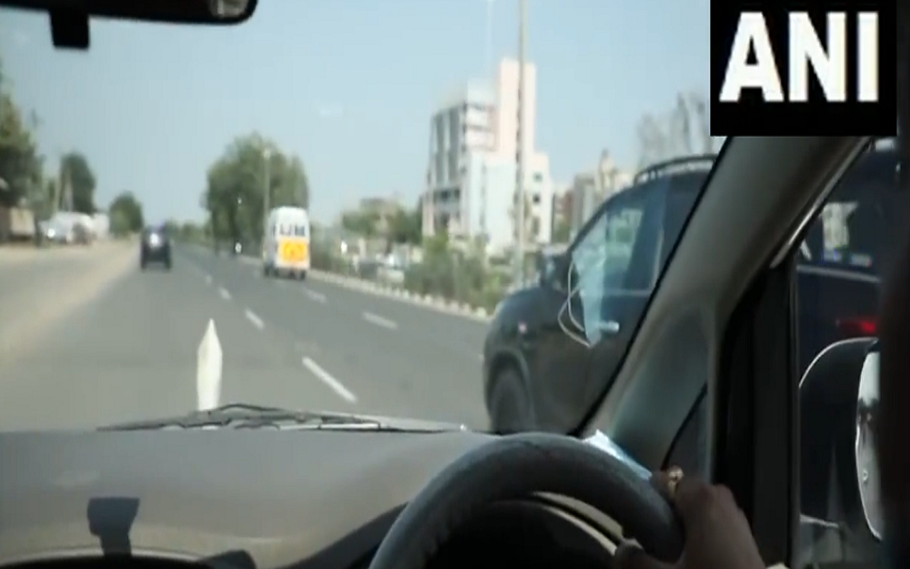 गांधीनगर में एंबुलेंस को रास्ता देकर पीएम नरेंद्र मोदी के काफिले ने जीता लोगों का दिल, वीडियो वायरल