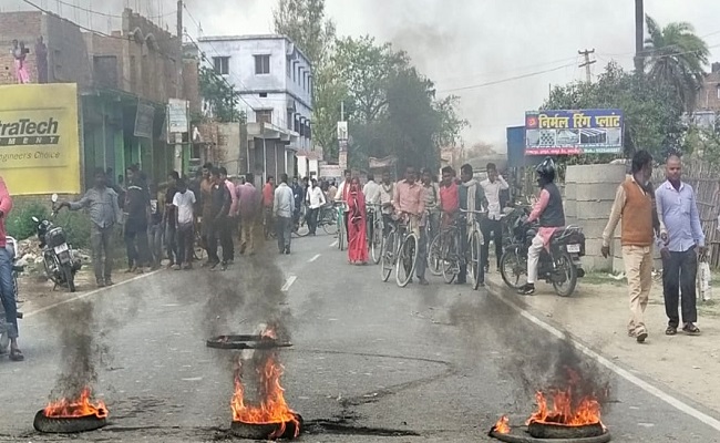 मारपीट के बाद उग्र भीड़ ने किया पुलिस पर हमला, पुलिस ने भांजी लाठियां