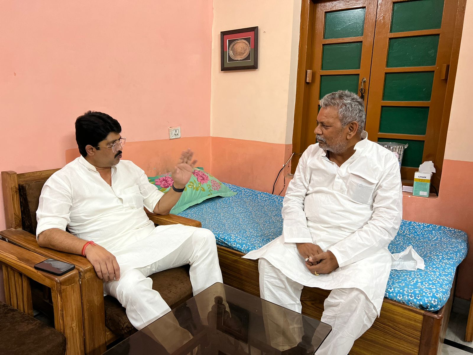 BJP से निष्कासित यशवंत सिंह और उनके निर्दलीय एमएलसी बेटे रिशु को पार्टी में शामिल कराने पहुंचे राजाभैया?