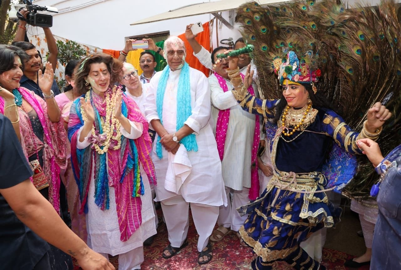 Holi 2023 : राजनाथ सिंह का हाथ पकड़कर अमेरिकी वाणिज्य मंत्री रायमोंडो ने यूं किया डांस, देखें वीडियो