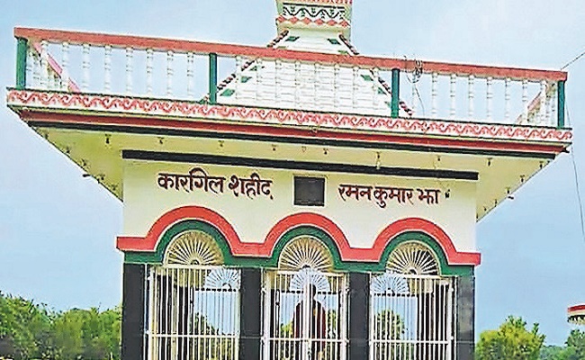 kargil vijay diwas 2020: देश के लिए 19 साल की आयु में बिहार के लाल रमण झा ने दी शहादत, गांव के युवाओं को शहीद स्मारक से मिलती है आज प्रेरणा
