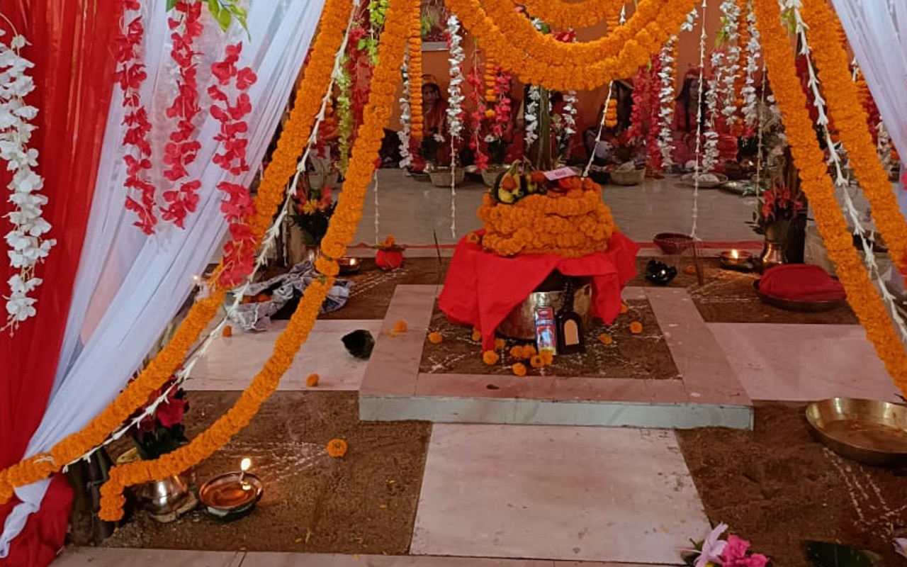 दुर्गा पूजा की अनोखी परंपरा: रांची में सैन्य सम्मान और फायरिंग के साथ हुई कलश स्थापना