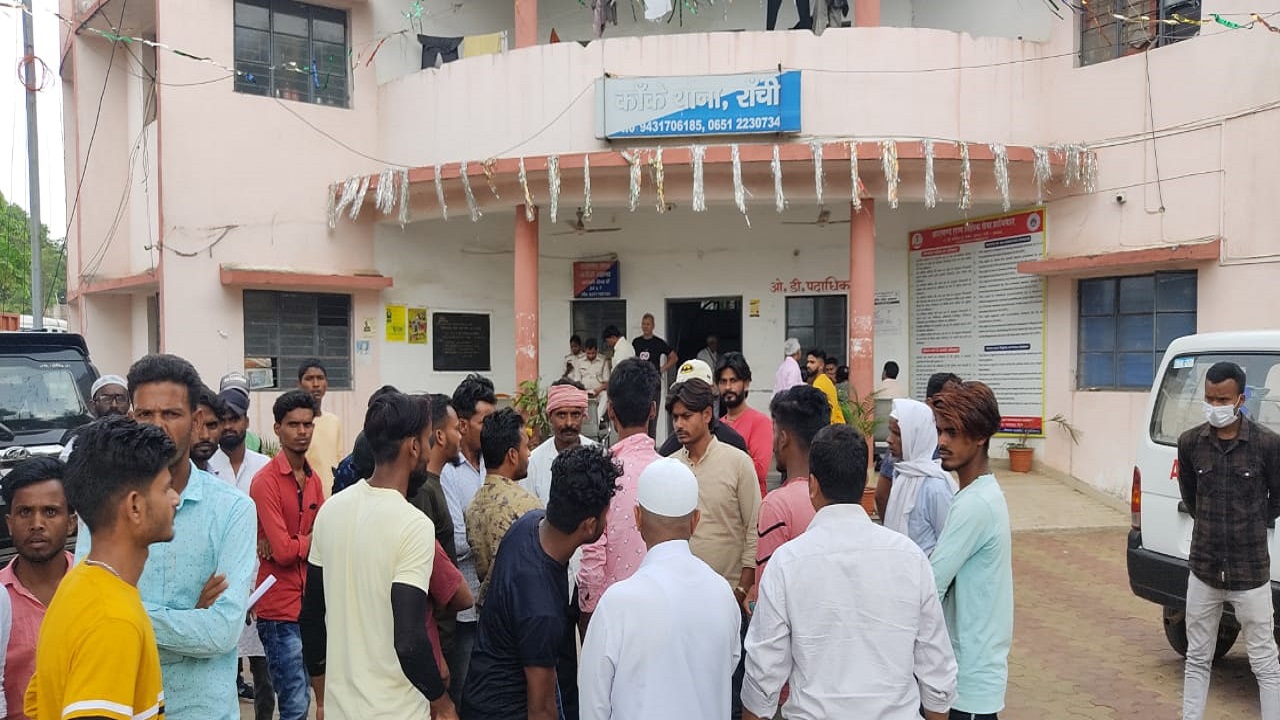 Jharkhand Crime News:आपसी विवाद में पति ने सो रही पत्नी को तलवार से काट डाला, आरोपी को फांसी देने की मांग