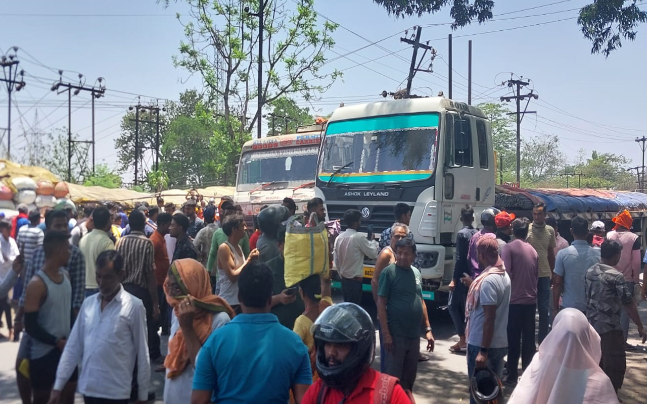 झारखंड : रामगढ़ के नईसराय में सरिया लदे ट्रेलर की चपेट में आने से एक महिला की मौत, घंटों सड़क जाम