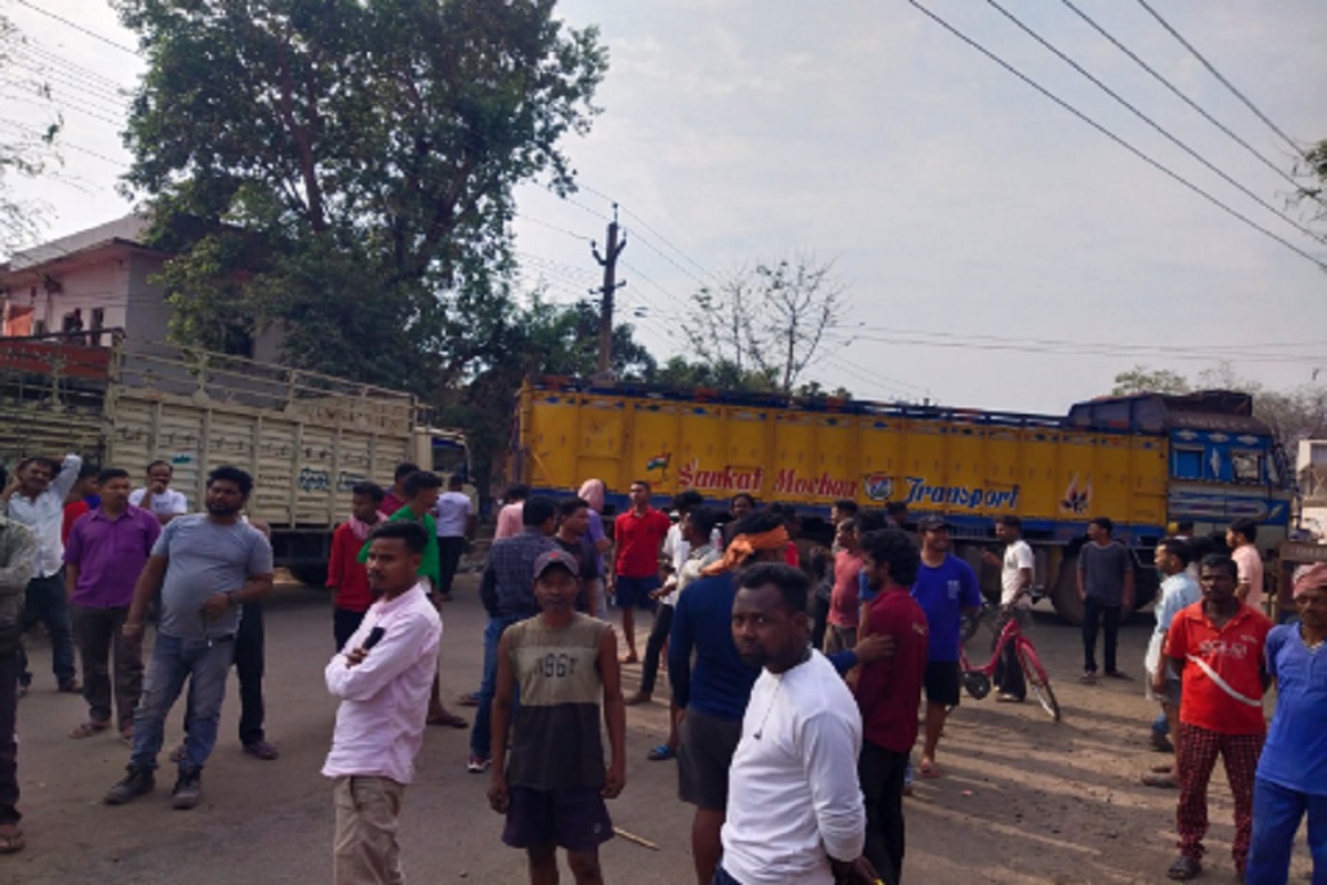 युवती को भगाने के मामले में ग्रामीणों का फूटा गुस्सा, आरोपी युवक के पिता सहित दो की हुई पिटाई