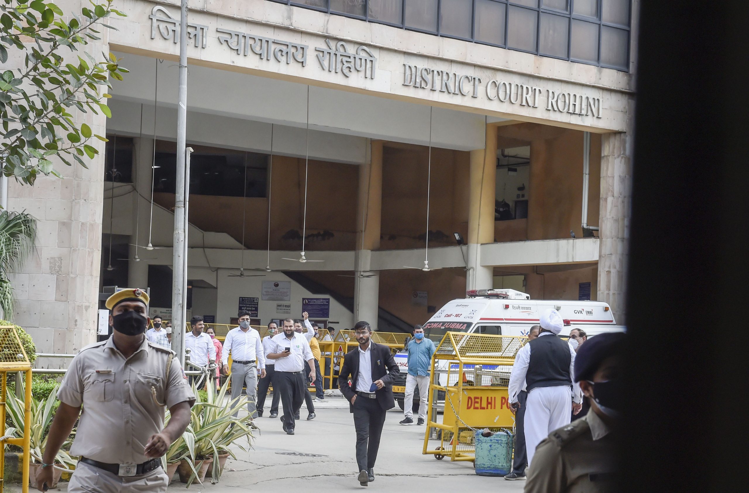 Shootout at Rohini Court : दिल्ली पुलिस पर उठे सवाल, वकील की भेष में दाखिल हुए गैंगस्टर