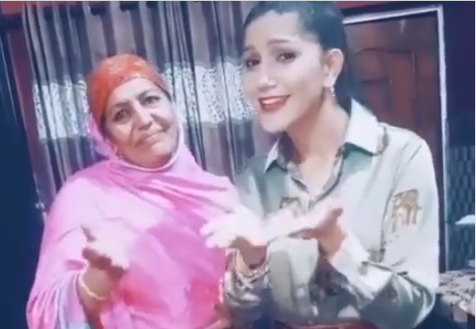 VIDEO : सपना चौधरी ने अपनी मां के साथ किया धमाकेदार डांस, वीडियो देख फैंस के उड़े होश