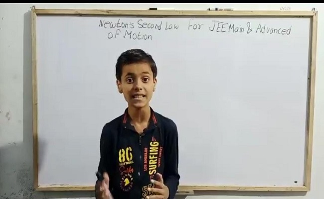 10 साल का सरीम खान करता है जेईई मेन और एडवांस लेवल वाले फिजिक्स के सवालों को हल, आनंद कुमार ने शेयर किया वीडियो…