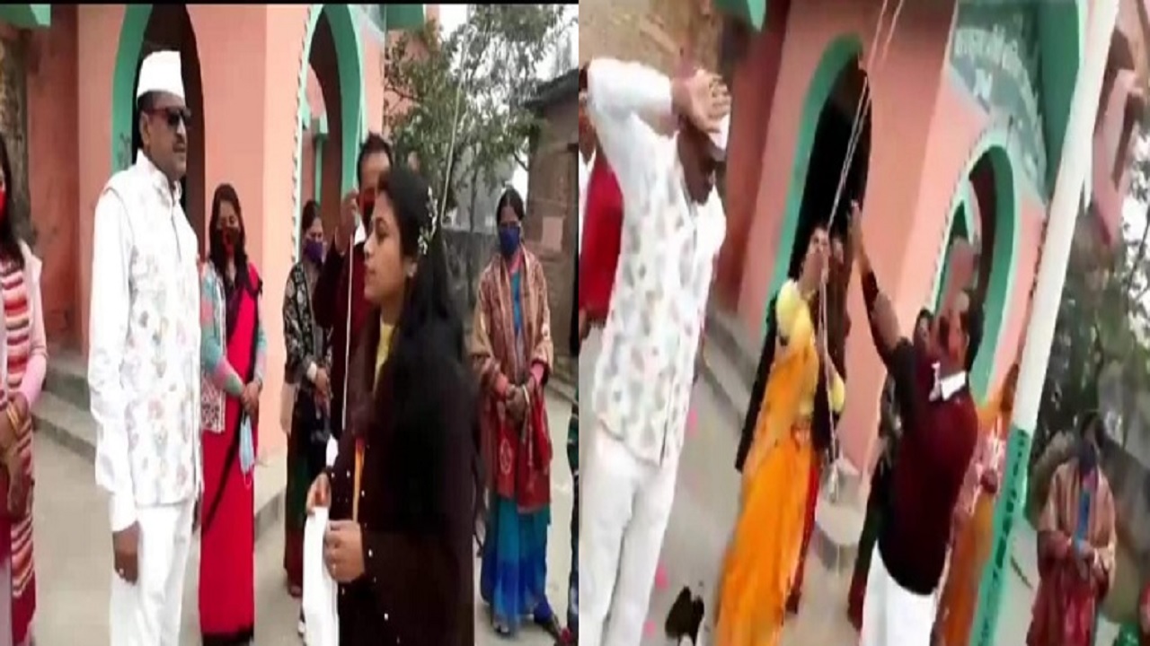 VIDEO: ‘झंडा हम फहराएंगे…’ और बिहार के स्कूल में झंडोत्तोलन के दौरान तिरंगे पर टूट पड़े संचालक व वार्डन