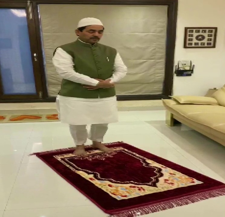 लॉकडाउन का असर, घर पर नमाज पढ़ते दिखे भाजपा नेता शाहनवाज हुसैन