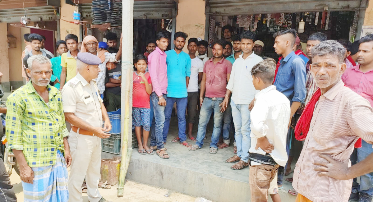 Saharsa: दुकान में दिनदहाड़े घुस कर दुकानदार को हाथ-पैर बांध कर सिर फोड़ा, 2 लाख नकदी लेकर फरार हुए बदमाश