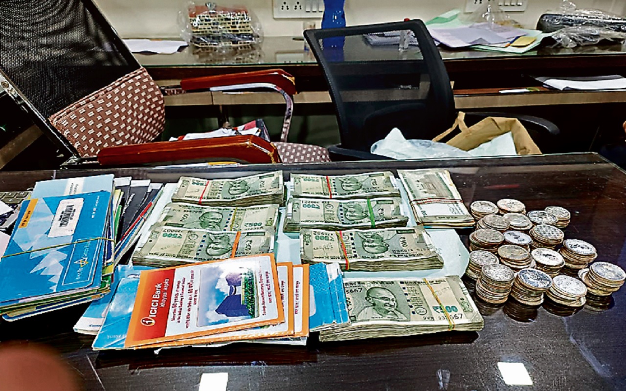 झारखंड के विधायकों तक पैसे पहुंचाने वाले व्यवसायी के यहां छापा, 3 लाख से अधिक रकम व चांदी के सिक्के बरामद