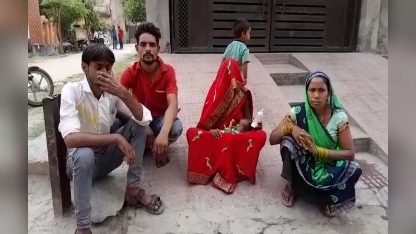 अलीगढ़: तीन माह की मासूम को घर से घसीटकर ले गए कुत्ते, और तब तक नोचते रहे, जब तक मौत नहीं हुई