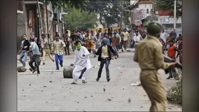 जम्मू-कश्मीर में पत्थरबाजों पर नकेल कसने की तैयारी, नहीं मिलेगी सरकारी नौकरी और पासपोर्ट