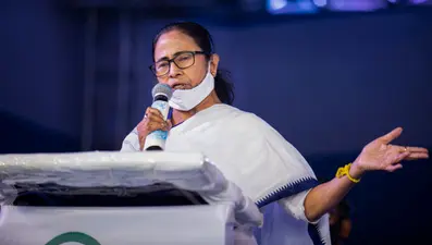 West Bengal Election 2021 Breaking News: बाल-बाल बचे बंगाल के पुलिस महानिदेशक, विमान को 12 मिनट बाद करनी पड़ी इमरजेंसी लैंडिंग