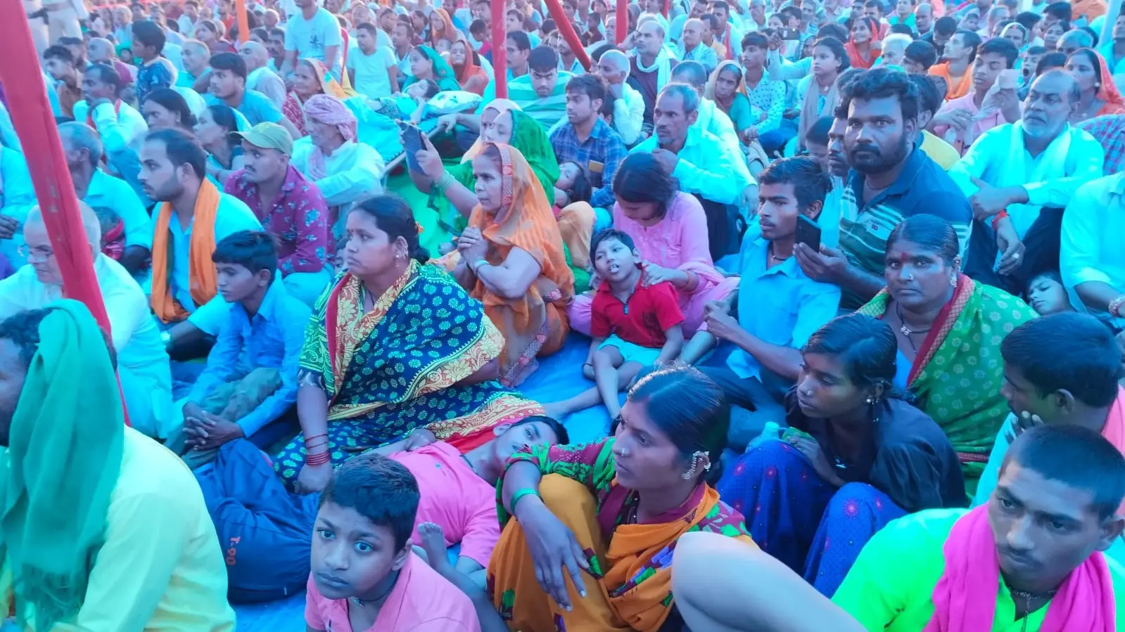 कंबल वाले बाबा के दरबार में दूर-दूर से इलाज कराने बक्सर पहुंचे लोग, बोलें- नहीं दिखा बाबा का कोई चमत्कार
