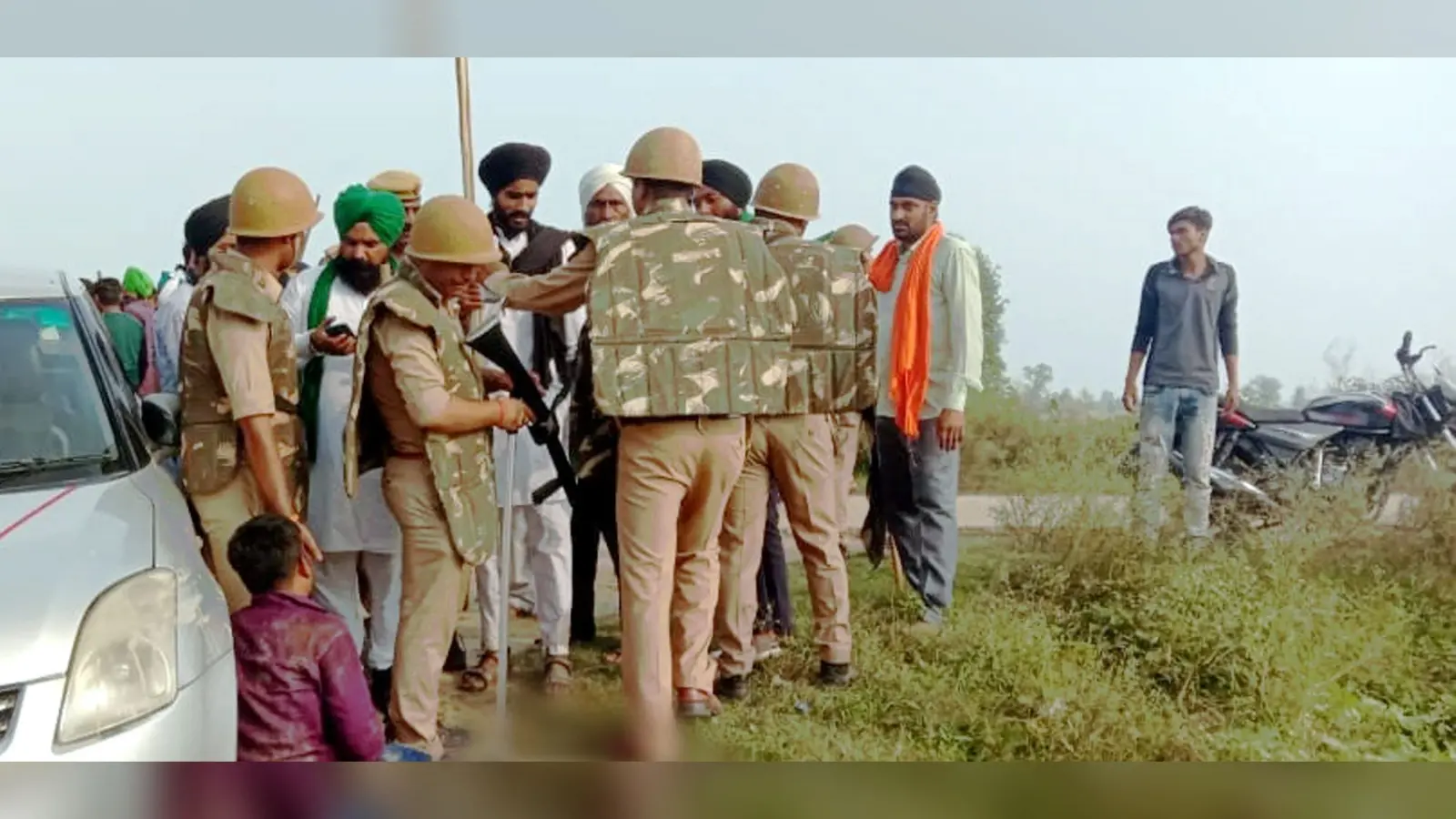 लखीमपुर खीरी में प्रदर्शन कर रहे किसानों पर कैसे चढ़ी कार, DM और गृह राज्य मंत्री ने बताया