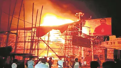 Bettiah में बड़ी दुर्घटना, निर्माणाधीन दुर्गापूजा पंडाल में बिजली से लगी आग, जाने अपडेट…