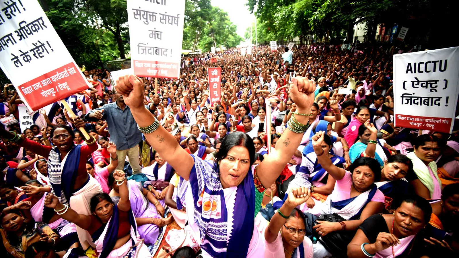 बिहार की 94000 आशा कार्यकर्ता लौटेंगी काम पर, तेजस्वी यादव से मुलाकात के बाद खत्म हुई हड़ताल