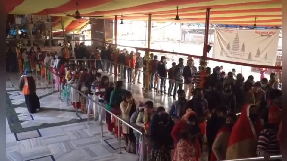 नए साल के मौके पर पटना के महावीर मंदिर में भक्तों की लगी भीड़, पार्कों में भी जुटे लोग