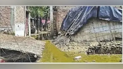 नयी मुसीबत : पानी घटने के साथ अब ढहने लगे हैं गरीबों के आशियाने