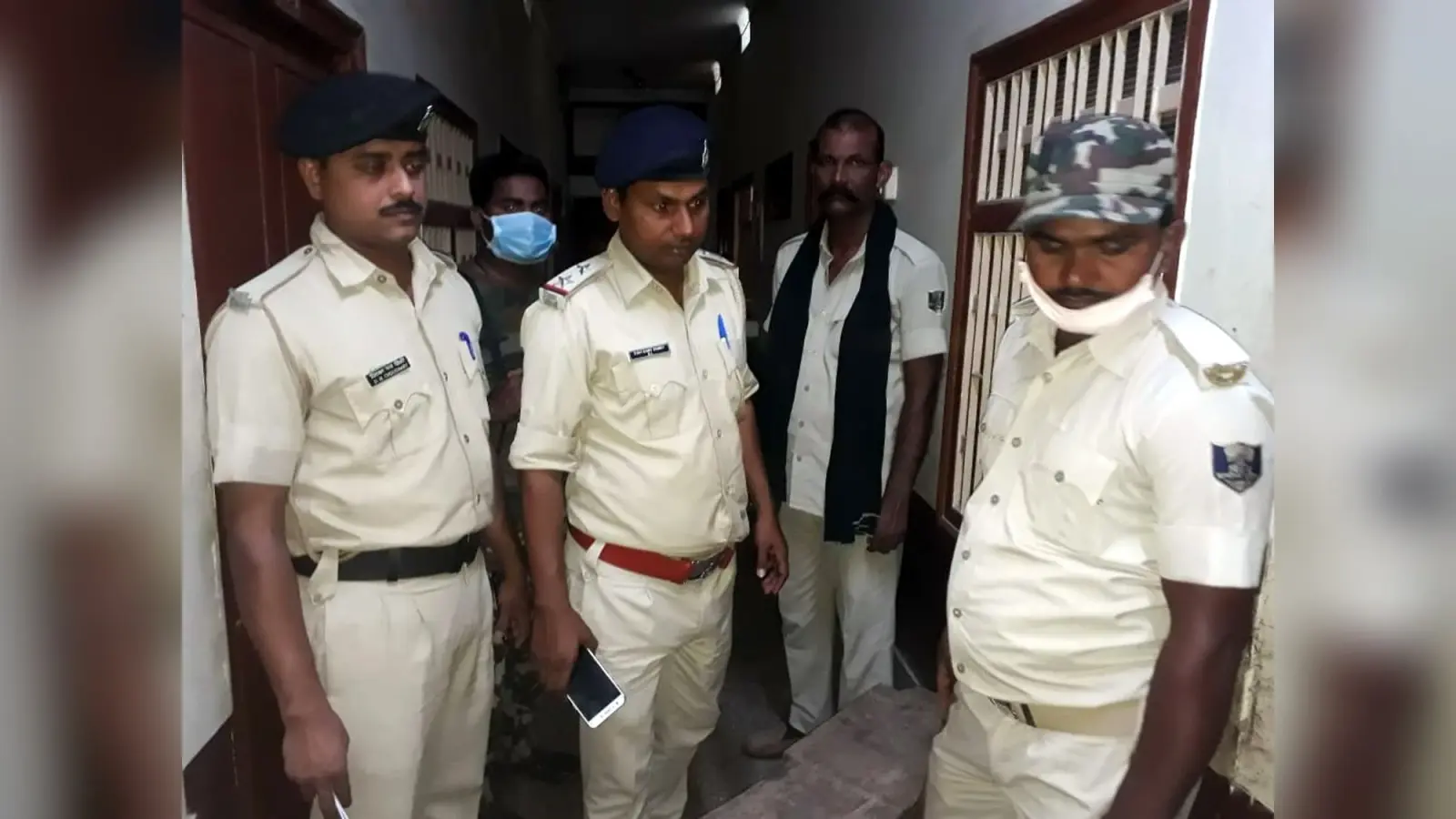 Bihar News: सीआइडी के सब इंस्पेक्टर की गोपालगंज के होटल में संदिग्ध मौत, कमरे से शराब की तीन बोतलें मिलीं