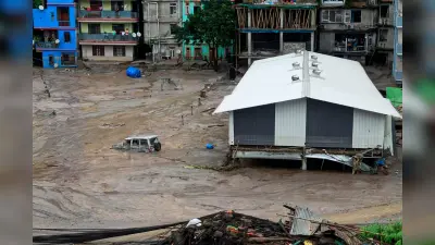 Sikkim Flood: सिक्किम में बाढ़ से अबतक 33 लोगों की मौत, 105 लोग लापता, जारी है तलाश अभियान