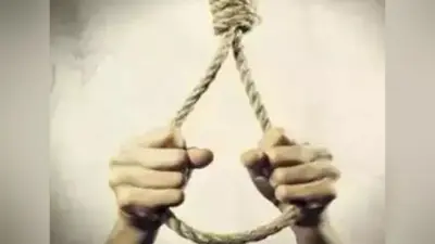 मासूम बेटे को कमरे में रख खुद पंखे पर झूल गयी मां