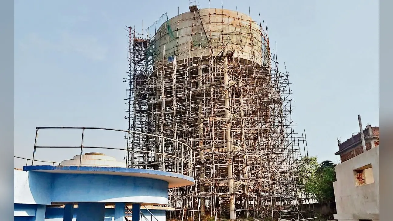 गढ़वा में नौ वर्ष बाद भी शहरी जलापूर्ति योजना अधूरी, घरों तक कनेक्शन देने और पाइप बिछाने का काम बाकी
