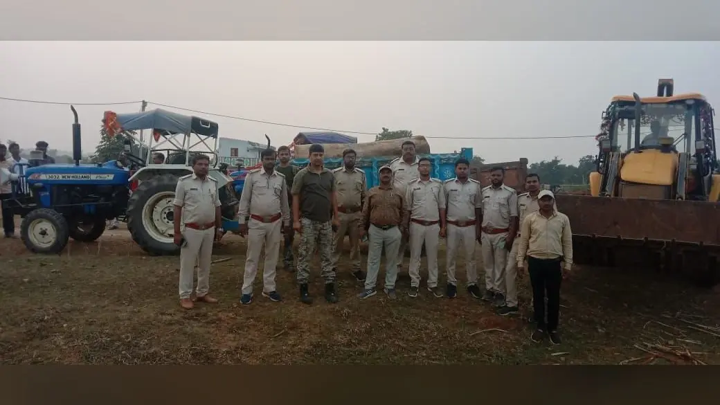वन विभाग की टीम ने चार अवैध आरा मिल पर चलाया बुलडोजर, पिपराटांड़ गांव में चला अभियान
