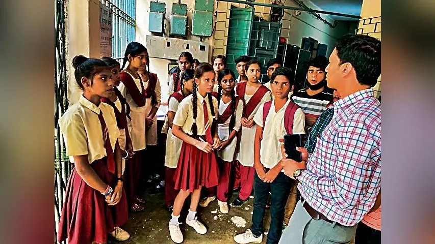 जमशेदपुर कालीमाटी हाईस्कूल के बच्चे पहुंचे डीएसइ ऑफिस, कहा – नये स्कूल में नहीं जायेंगे