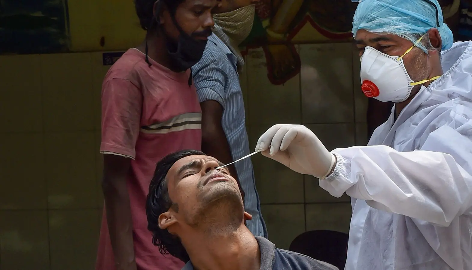 UP में लगातार बढ़ रहे कोरोना केस, माघ मेला में गाइडलाइंस लागू, लखनऊ समेत इन शहरों में भी बढ़ी सख्ती