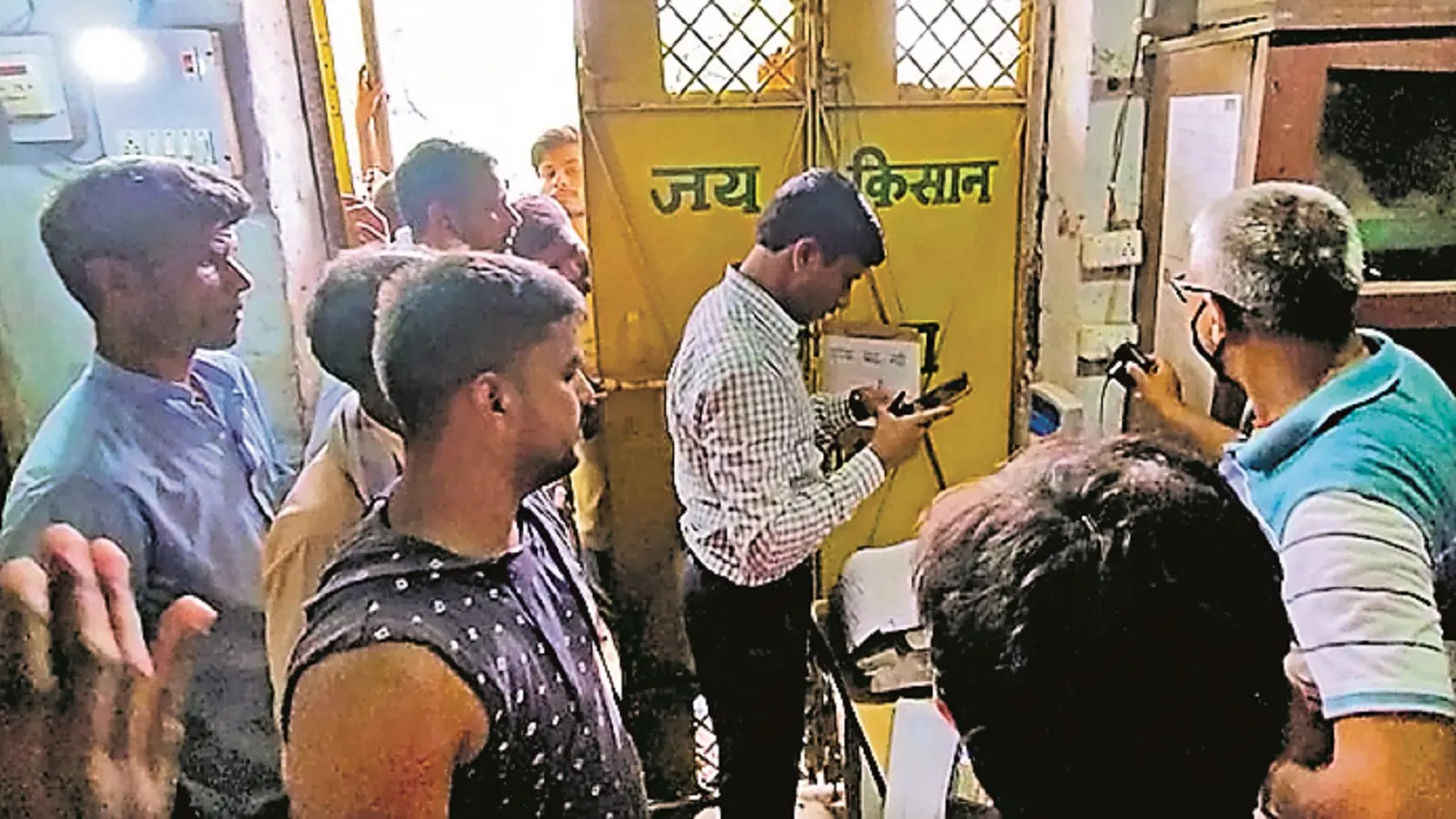 उर्वरक बिक्री की जांच में प्रखंडों में पहुंची टीम, 30 वरीय पदाधिकारियों ने की 86 दुकानों में जांच की