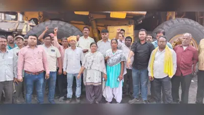 धनबाद : संडे और होली डे की मांग को लेकर कोलकर्मियों ने किया प्रदर्शन