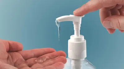 कोरोना से जंग करते लोगों का हैंडवाश के लिए देसी जुगाड़