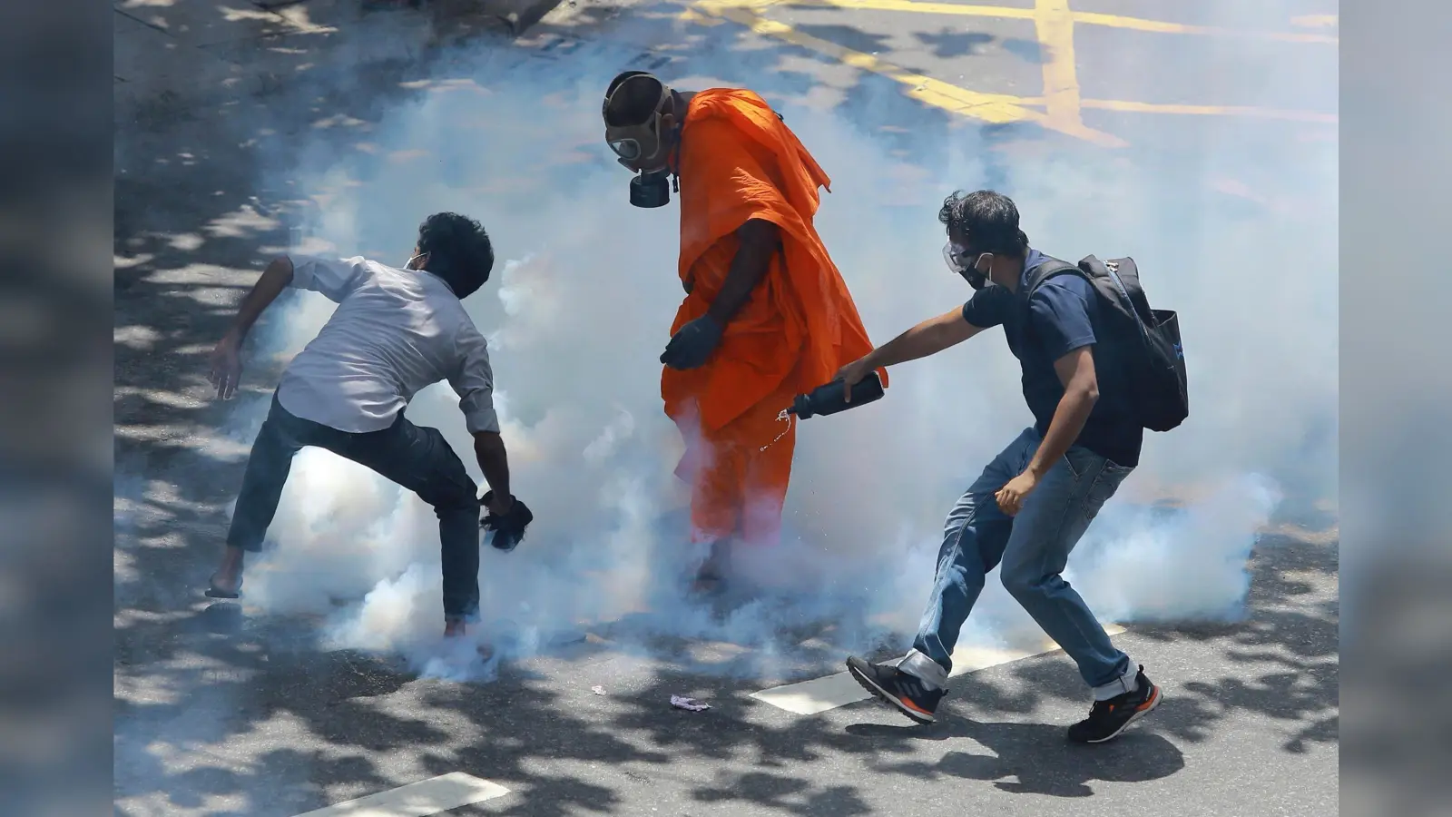 Sri Lanka Crisis: श्रीलंका में इमरजेंसी, राष्ट्रीय टीवी चैनल का प्रसारण बंद, फायरिंग, जानें ताजा हालात